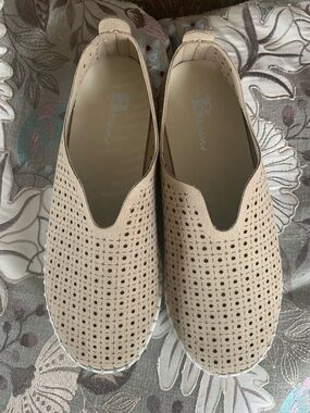 Brown’s slip on size 6